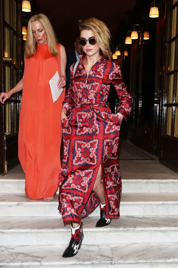 Amber Heard assiste au défilé Valentino lors de la semaine de la mode haute couture de Paris printemps 19 portant des santiags aux accents de flamme.