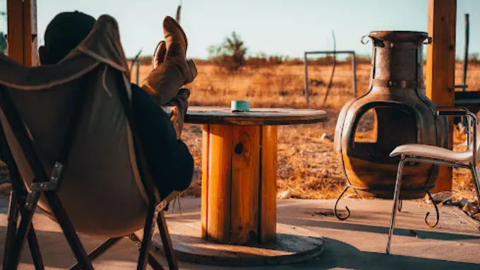 homme dans son jardin portant des santiags 