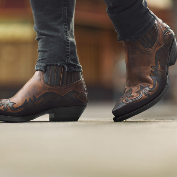 homme qui porte Santiags cowboy spirit avec un jean