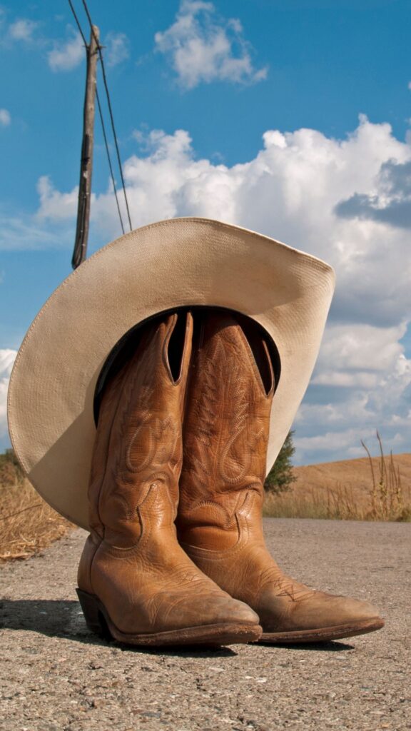 santiags dans le desert avec chapeau de cowboy