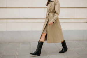 Santiags + trench : l’alliance chic que personne n’attendait