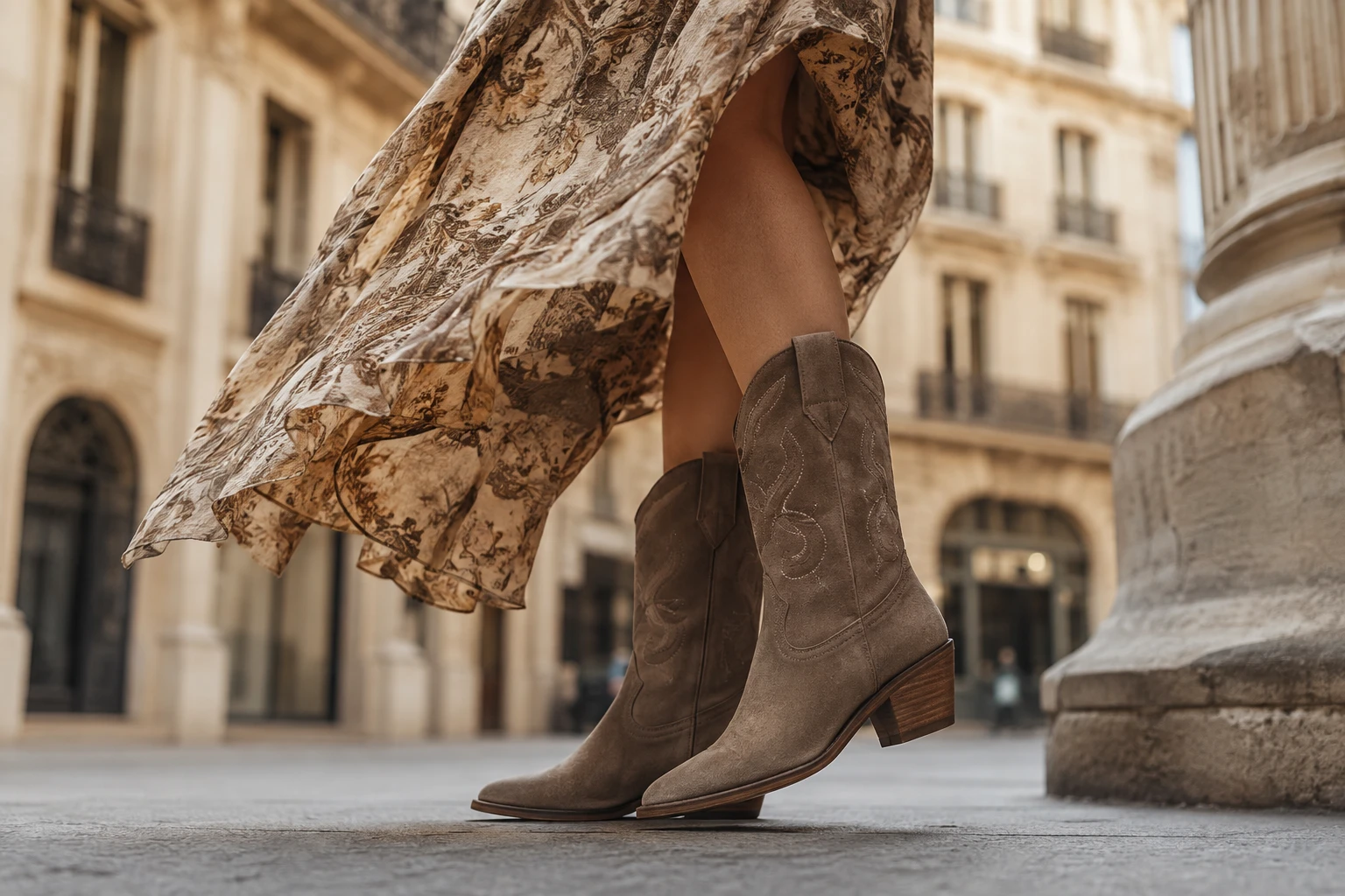 Santiags Isabel Marant femme en daim taupe portées avec une robe
